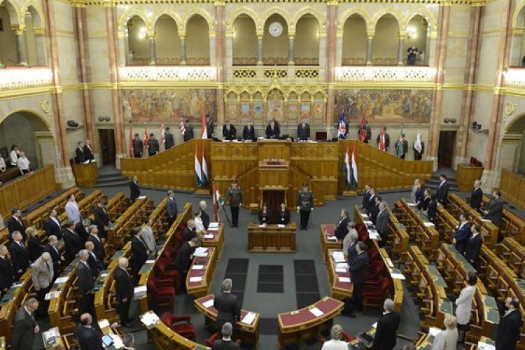 Leghosszabb tavaszi ülését fejezi be a parlament